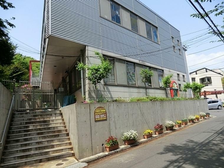 幼稚園・保育園 やまゆり保育園 子供たちに人気のある木馬の家・丸太小屋・つり橋などの施設もあり、自然に囲まれた環境で子どもたちがのびのびと遊んでいます。