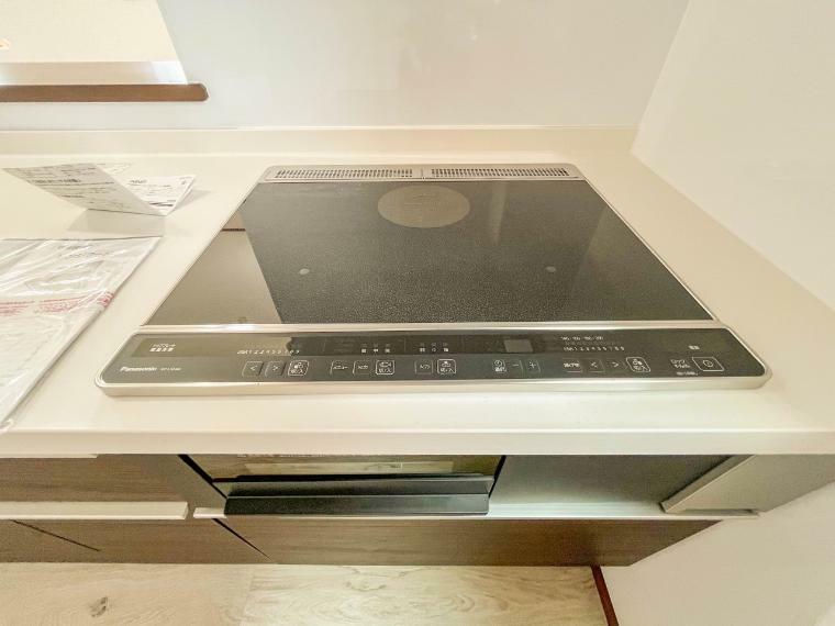 【IHコンロ】お手入れが簡単なIHコンロをシステムキッチンに採用、ワイドな洗い場も設けも野菜や食器を洗うのを便利にしました。