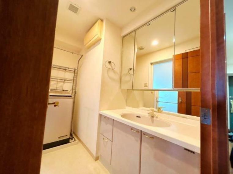 ～Wash room～清潔感のあるすっきりとした洗面台です。洗面台下に収納スペースがあり、日用品のストックに便利です。白が基調の清潔感のある洗面所です。