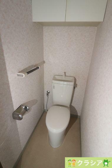 トイレ 壁には収納スペースがあり、トイレットペーパーや芳香剤などを置くのに便利ですね（2024年1月撮影）