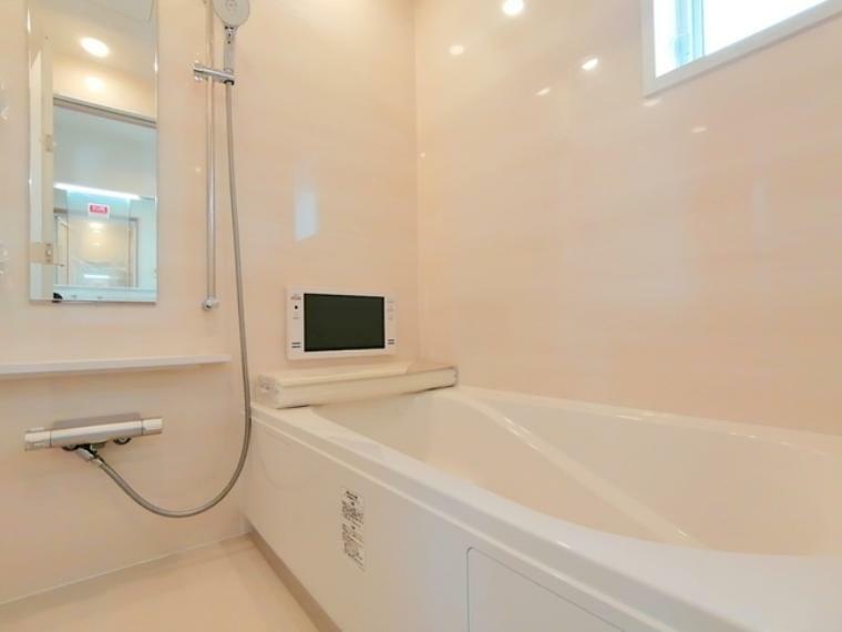 浴室 一日の疲れを癒すための心地よい浴室はゆとりあるサイズを採用。浴室乾燥機付き！汚れにくくお手入れしやすい浴室です。 ■日野市日野台2　新築一戸建て■
