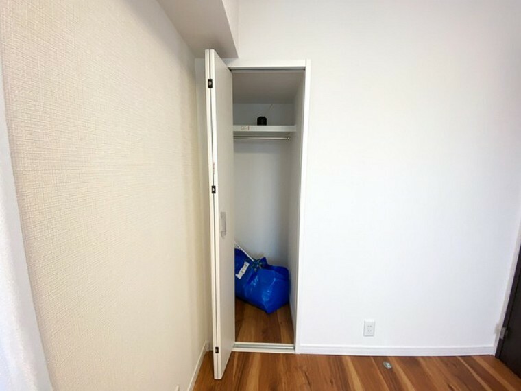 収納 部屋と部屋の隙間をうまく使ったスリムな収納スペース。