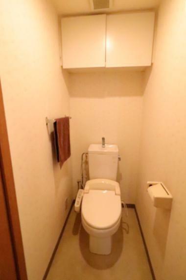 トイレットペーパーや掃除道具の収納に便利な吊戸棚が付いたトイレ