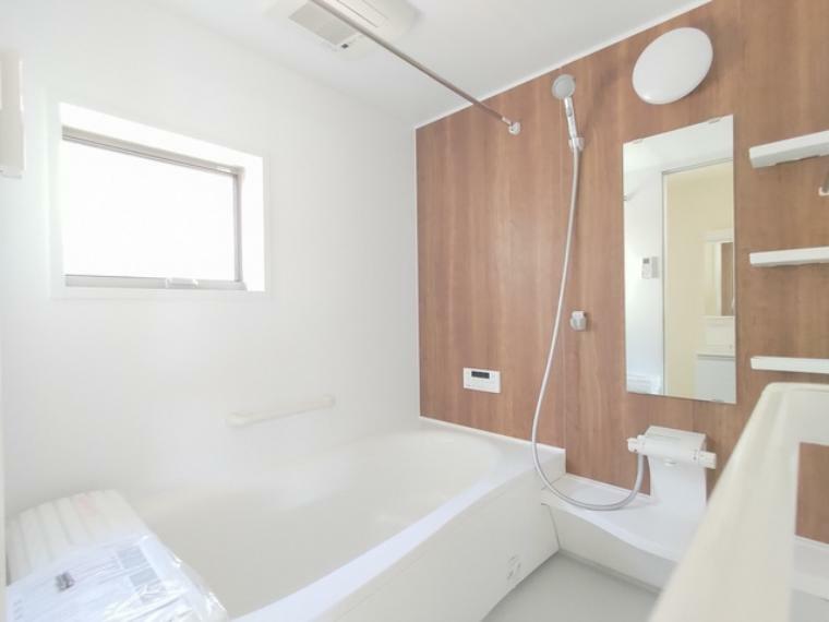 浴室 浴室はゆったりと足を伸ばせる1坪サイズ。 浴室暖房乾燥機完備。