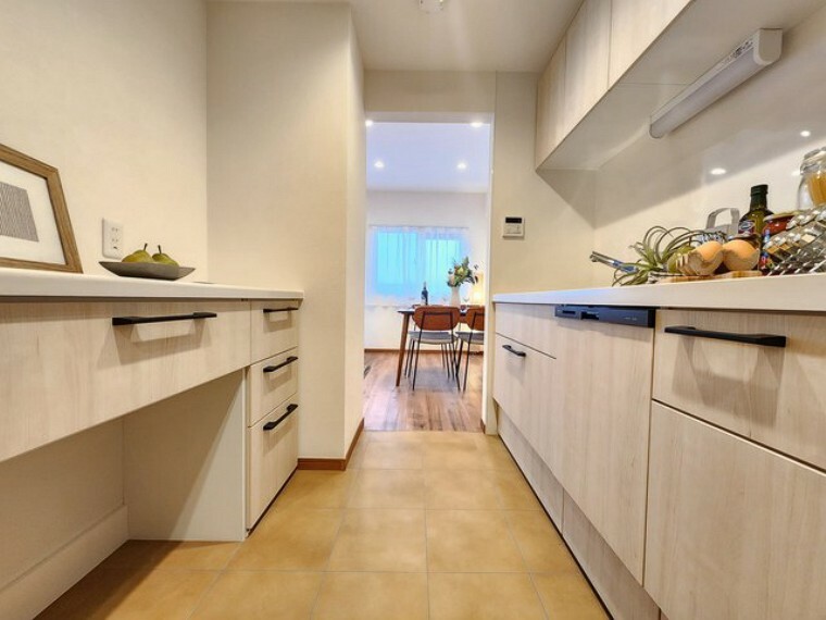 キッチン 壁付のキッチンは上部に収納が作りやすいのがメリット。空間を有効活用したすっきりとしたデザイン。