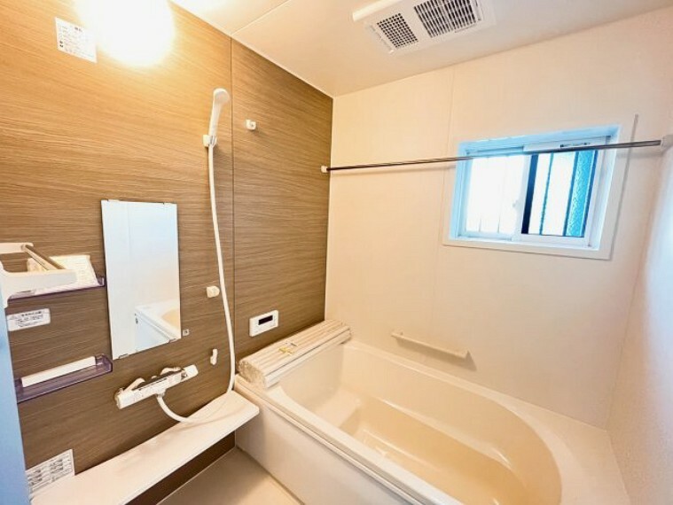 浴室 《E号棟　浴室》窓がついているため、自然の風を取り入れてカビを予防できます。お子様と一緒に入れる1坪タイプの浴室。浴室換気乾燥暖房機付きです。