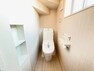 トイレ 《E号棟　トイレ》LIXILのベーシアシャワーはオート洗浄と壁リモコンつきで、使いやすいシャワートイレ。お掃除リフトアップ機能やフチレス形状でお掃除しやすく、エコロジーな超節水タイプ。