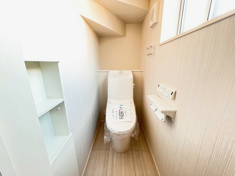 トイレ 《E号棟　トイレ》LIXILのベーシアシャワーはオート洗浄と壁リモコンつきで、使いやすいシャワートイレ。お掃除リフトアップ機能やフチレス形状でお掃除しやすく、エコロジーな超節水タイプ。