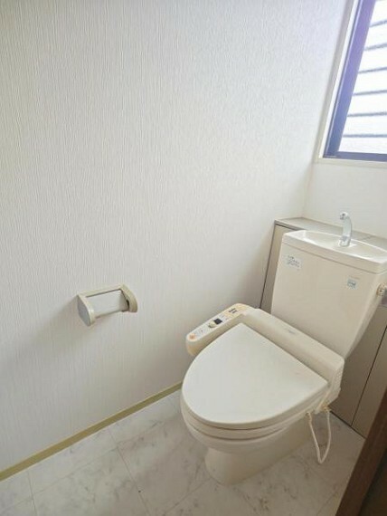 トイレ ■換気にも便利な小窓を備えたトイレ