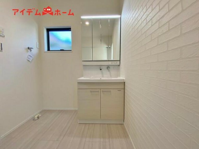 洗面化粧台 洗面所には小窓が設置されています。 お風呂上がりの湿気などもすぐに換気することができます！