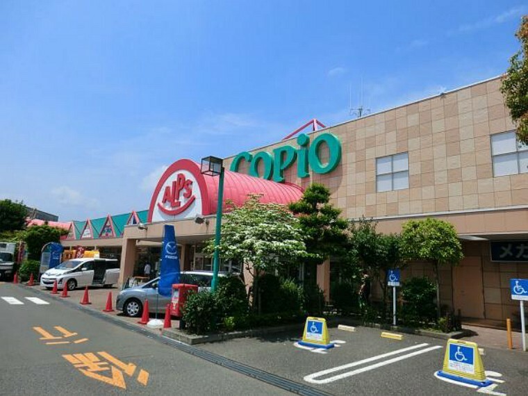 ショッピングセンター 【コピオ　愛川】4830m　駐車場がとても広くて、300台ぐらいは優に停められます。カー用品店や書店などがあり、一度に色んな買い物が出来ます。