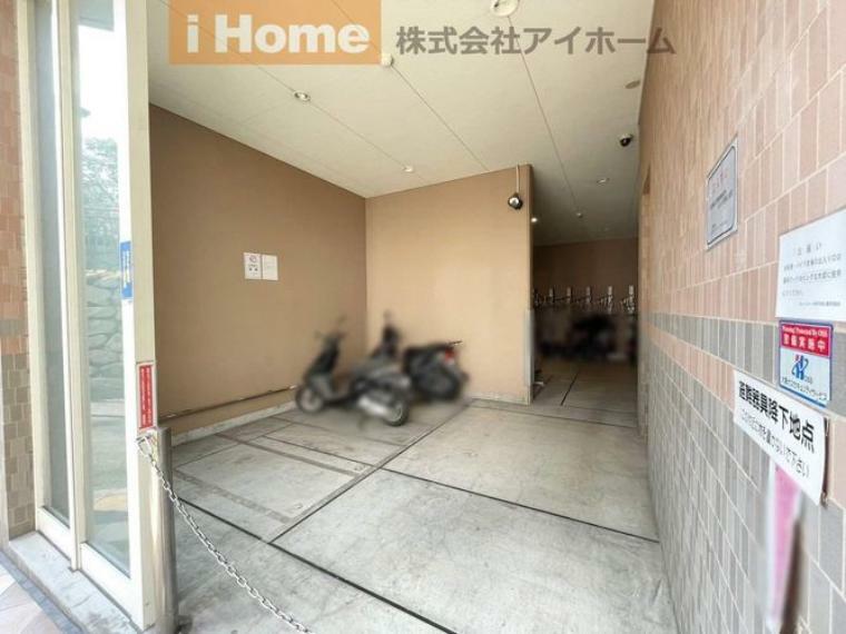 駐車場 バイク置場付で、大切なバイクをお住まいの敷地内に駐車できます。