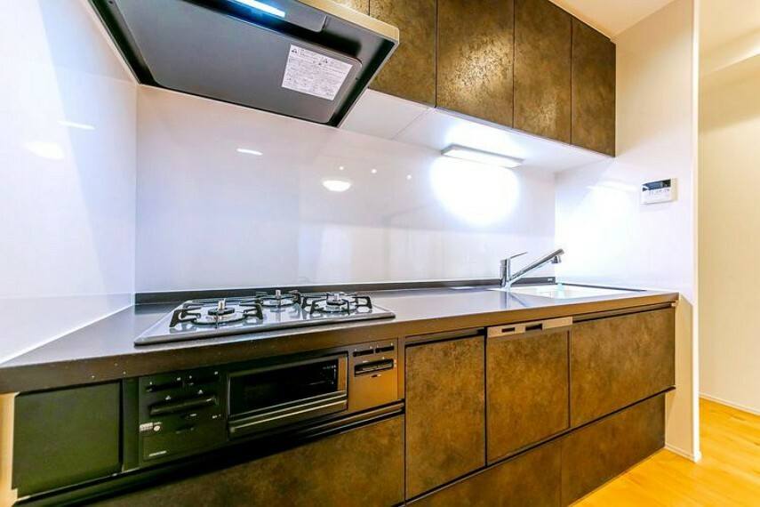 キッチン 高性能で高級感のあるシステムキッチン。後片付けが楽になる食器洗浄乾燥機も付いてます。
