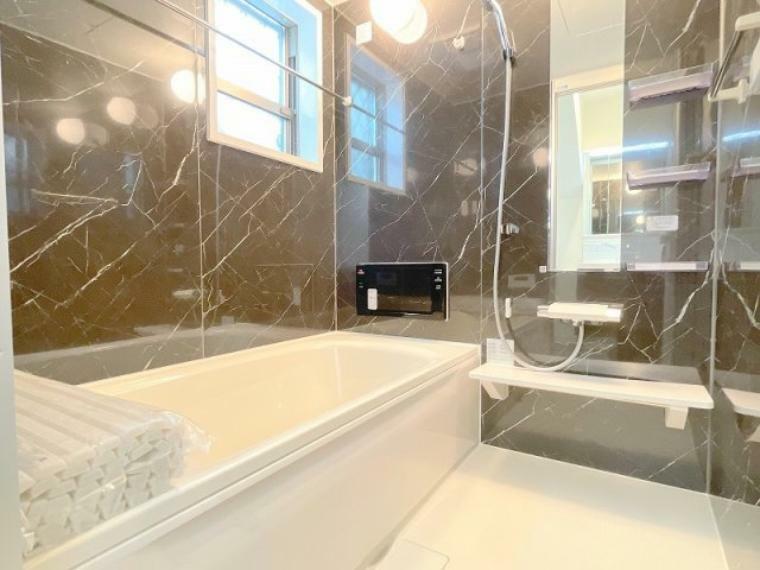 浴室 室内（2024年3月）撮影 落ち着いたデザインが漂うバスルーム。洗練された空間で日常の疲れを癒し、贅沢なバスタイムを楽しめます。