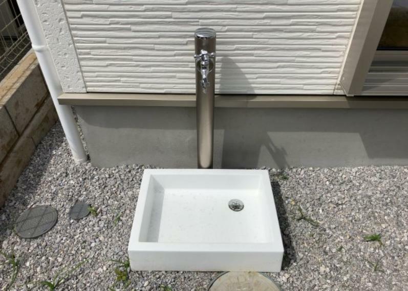 敷地内には、散水栓や立水栓があります。水道水を直接利用できるため、水を運ぶ手間を省くことが出来ます。大量の水を必要とする洗車作業や清掃などに役立ちます。その他設備とあわせて、現地でご確認ください。
