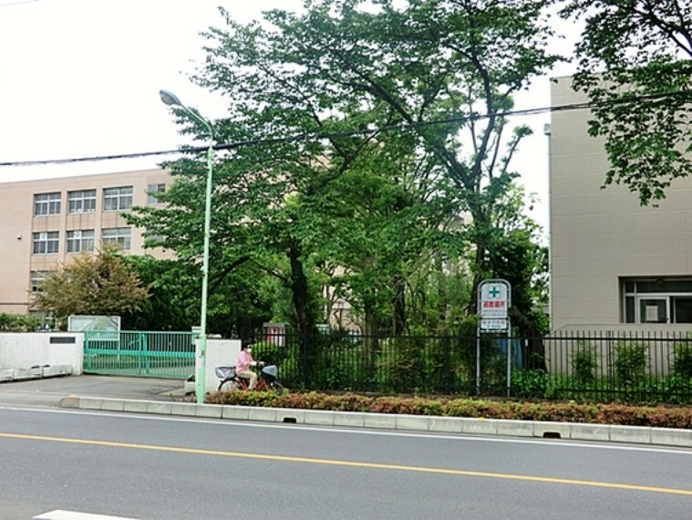 中学校 草加市立新栄中学校　860m