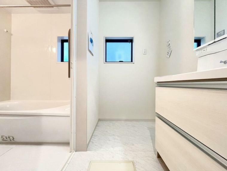 脱衣場 お家の中でも特にプライベートスペースとなる洗面所は、洗濯場所と浴室を同じ空間でまとめております。ここにも小窓を設置しておりますので、熱気などが籠りやすい空間でちょっとした空気の入れ替えを。