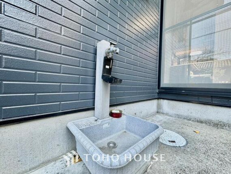 庭 お車の手入れや外周りのお手入れの際にあると便利な立水栓がございます。