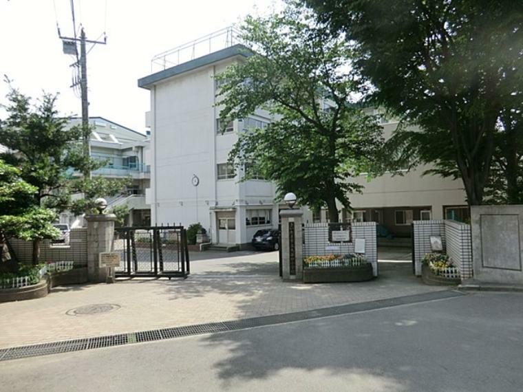 小学校 大谷口小学校（「明るい学校、仲良く進んで学ぶ子」を教育目標に掲げ、教職員自身も「明るく、なかよく、進んで」を合言葉に励み、子どもと教師が響き合う学校教育を推進しています。）