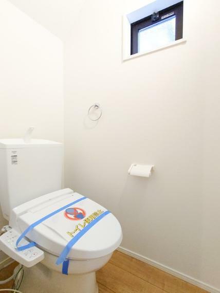 トイレ 【2号棟】トイレ・ウォシュレット付。快適で衛生的な洗浄機能付温水シャワートイレです。