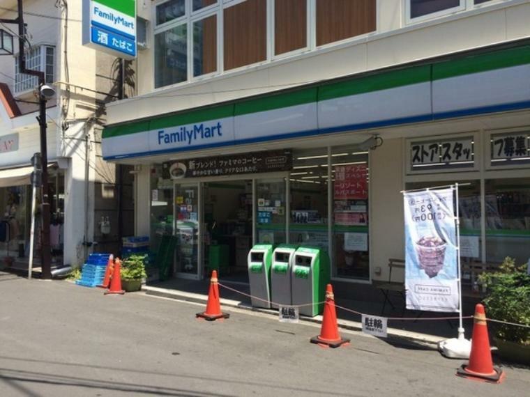 コンビニ ファミリーマート平間駅前店