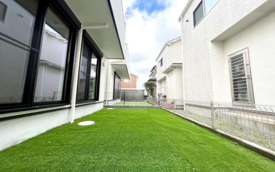庭 《庭》■自慢のプライベートガーデン。リビングやお部屋から緑の芝生が見えるとお部屋の中の雰囲気まで良くなります。