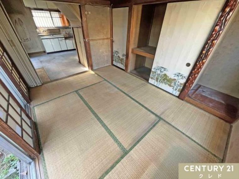 和室 【1階6帖和室】 ゆったり寛げる和室は1階と2階に2部屋ご用意！ 大きな開口からの豊かな光 帰るのが楽しみになりそうな心からほっとできる寛ぎの空間です。