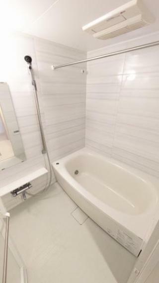 浴室 【浴室】足を伸ばせてゆったりできます。白を基調とされており清潔感のある浴室です。
