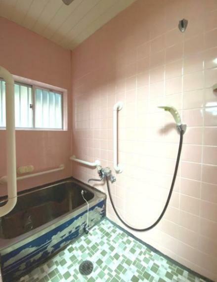 浴室 【浴室】タイル張りの浴室で綺麗です。手すりがついており、お子様やご年配の方も安心です