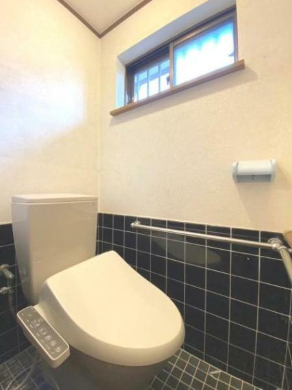 トイレ 【1階トイレ】温水洗浄便座つきで快適です