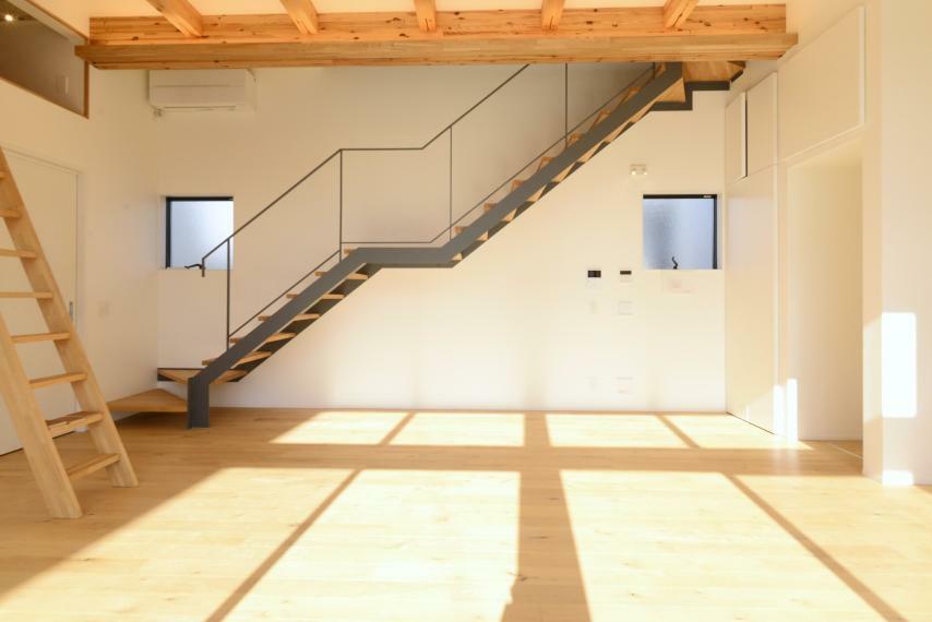 居間・リビング 生活スタイルに合わせて間取り変更可能なスケルトン住宅です。