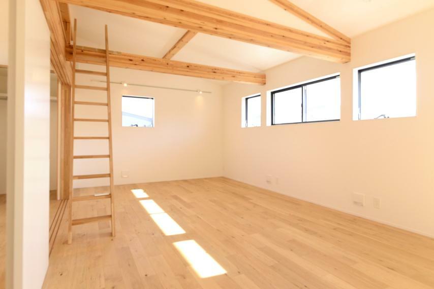 ナチュラルデザインの洋室は、家具を合わせやすい配色なので模様替え等もしやすいです。