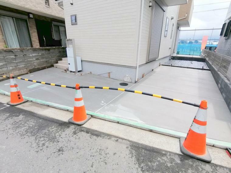 カースペースはコンクリート仕上げ。雨の日でも足元を気にすることなく駐車できます。<BR/>■立川市富士見町3　新築一戸建て■
