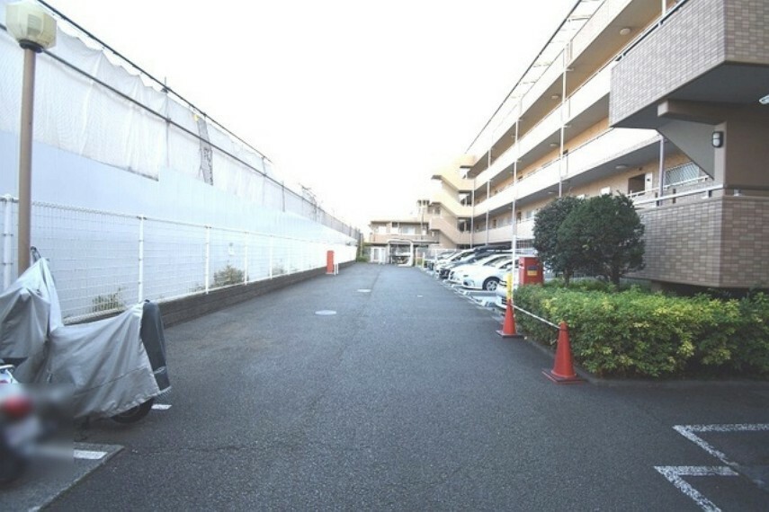 敷地内駐車場 現地のご見学予約もスタートしました。周辺で売りに出ている物件も沢山御座います。まとめてご見学ができますのでお気軽にお申しつけください。