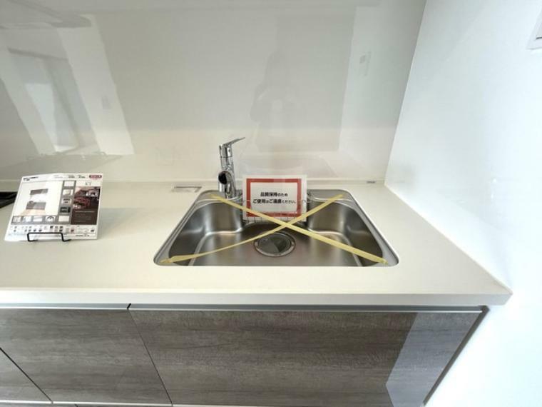 キッチン シンク周りのお掃除が楽になる可動式の蛇口を搭載。