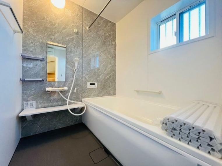 浴室 【C号棟　浴室】一日の疲れを癒してくれる。そんな空間を演出できる浴室です。