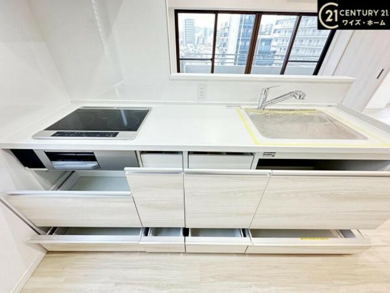 キッチン 大型収納スペースが備わった快適なキッチンスペース。キッチン周りを綺麗にスッキリとした空間が保てます。