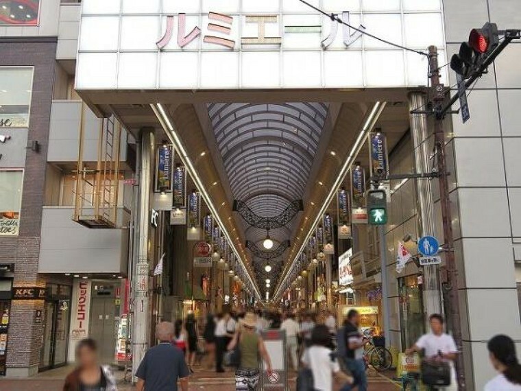 JR新小岩駅の南口に位置するルミエール商店街は、全長約420メートル。約140店舗の専門店が軒を連ねるアーケード商店街です。（現地より徒歩7分）
