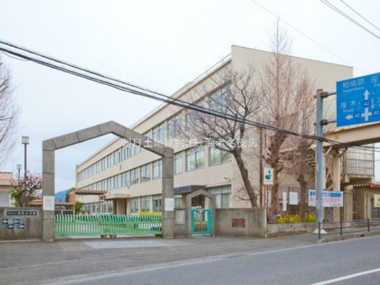 小学校 【綾瀬市立綾北小学校】　交差点近くにあり、すぐ隣には交番があります。バス通に面しており、交通の便も良いです。
