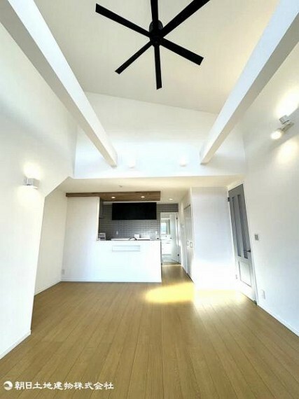 居間・リビング 勾配天井のリビングは家族の空間に開放感を演出します。