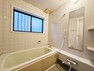 浴室 全面を統一した落ち着きのある大人の空間の浴室。淡い色合いとすることで清潔感のあるゆったりとした落ち着いた雰囲気になります。また、水垢汚れを早期に見つけることができます。