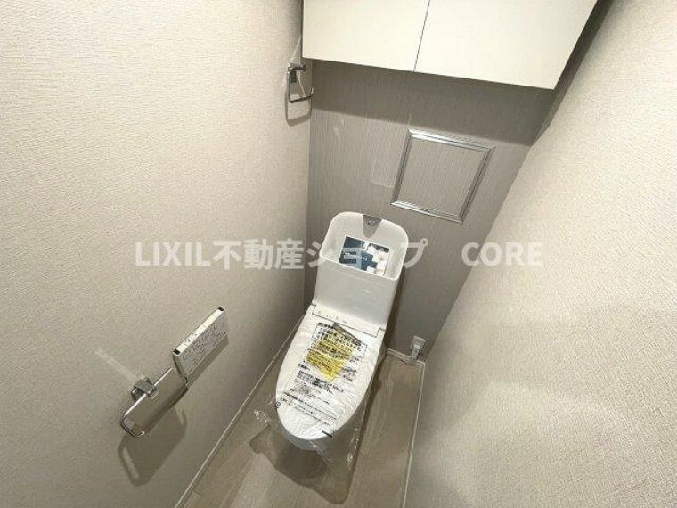 トイレ トイレはウォシュレット標準の節水トイレで、デザイン性・清掃性に優れたトイレを採用