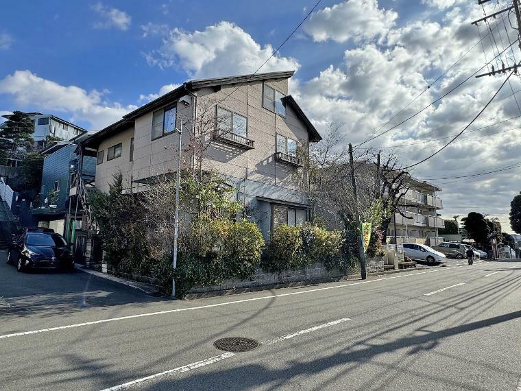 現況写真 周囲は第一種低層住居専用地域。落ち着きある閑静な住宅街です。周囲は緑が豊富で歩いてすぐの所に自然と触れ合えるスポットがたくさんあります。公園も多く子育て世帯にも大変オススメです！※更地渡し・土地面積増坪相談可