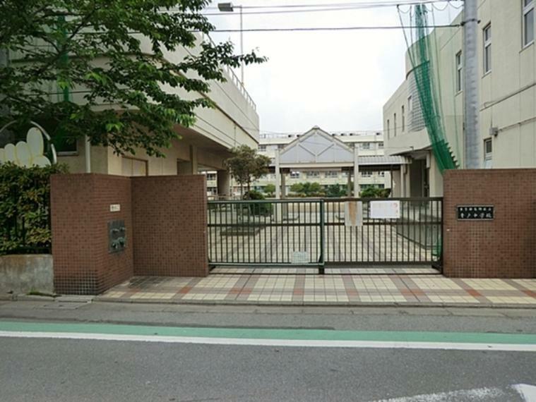 中学校 【青戸中学校】昭和32年開校。青砥駅に近く、住宅や公園に囲まれた環境の良いところにある学校です。特別支援学級、難聴学級あり。