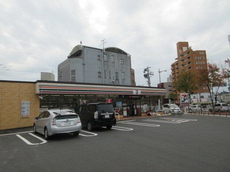 コンビニ セブンイレブン 鹿児島護国神社前店【セブンイレブン鹿児島護国神社前店】コンビニエンス ストアのチェーン。軽食や飲み物をはじめ、売店で扱うさまざまな商品を用意。