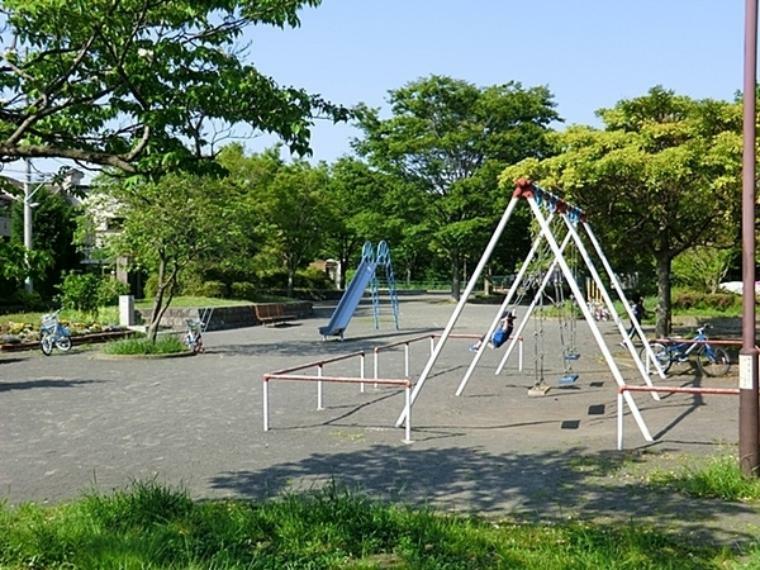 公園 能見台東公園 いろんな木々や花々があり散歩コースとして人気です。