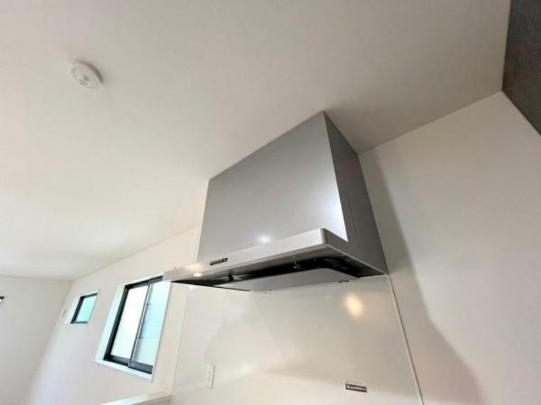 《システムキッチン》　■レンジフードがあれば、調理中の油煙やニオイを吸い取ってくれるため、キッチンを清潔に保つことができます。また、換気効果で快適な室内環境を保つことができます。