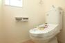 トイレ 白を基調とした明るく清潔感のある空間に仕上がりました。人気のシャワートイレが付いており、トイレットペーパーの無駄をなくすだけでなく感染症の予防にも効果的です。