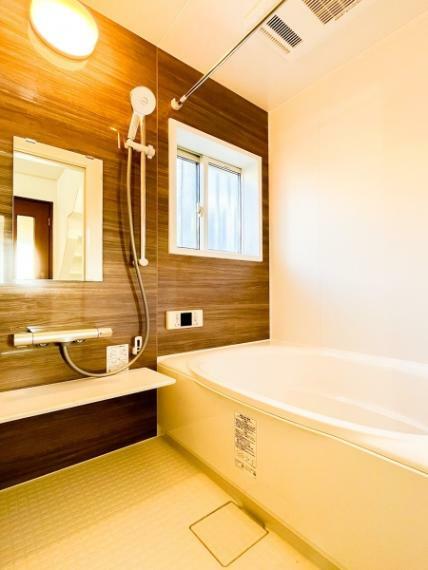 【Bathroom】 上質が感じられるカラーリングで、清潔な空間美を実現。一日の疲れが癒される優雅なバスタイムを堪能できるゆとりあるバスルームです。