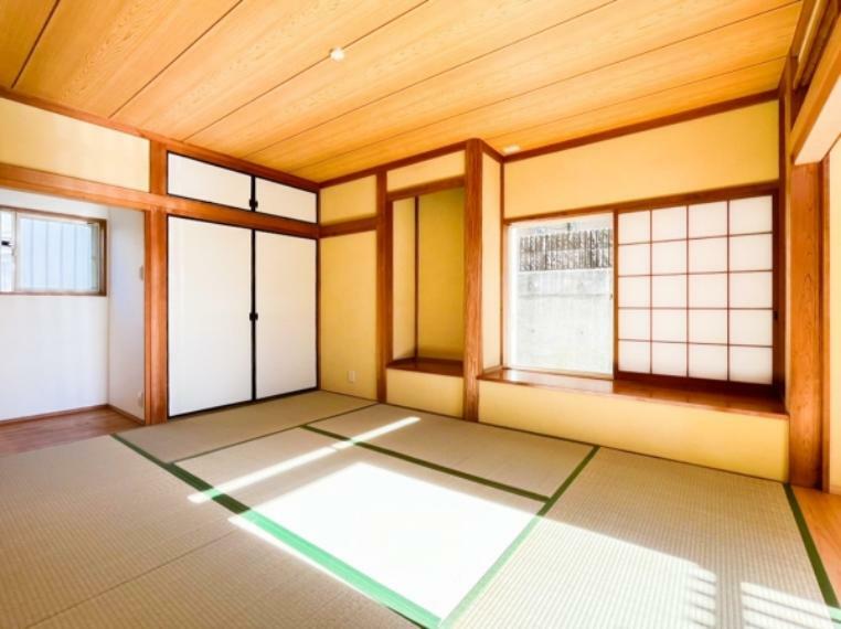 【Japanese-style room】 洋室とはまた違った良さと味わいがある和室。畳の香りに癒され、和の空間を感じることのできる落ち着きある一部屋です。光も優しくこころ穏やかになる空間です。